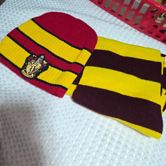 HARRY POTTER GRYFFINDOR KNITTED HAT & SCARF SET - Picture 1 of 3
